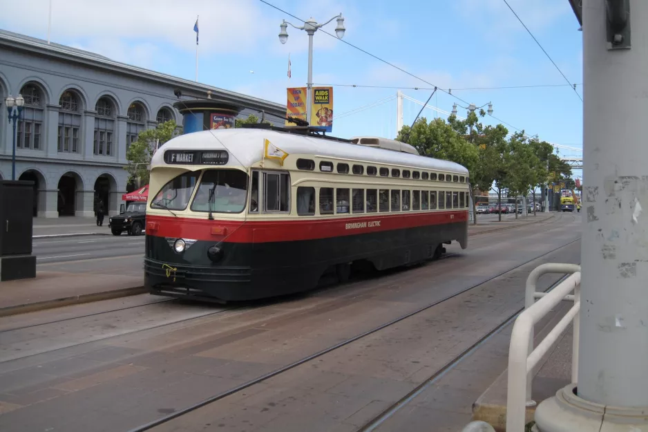 San Francisco F-Market & Wharves med motorvogn 1077 ved Embarcadero & Ferry Building (2010)