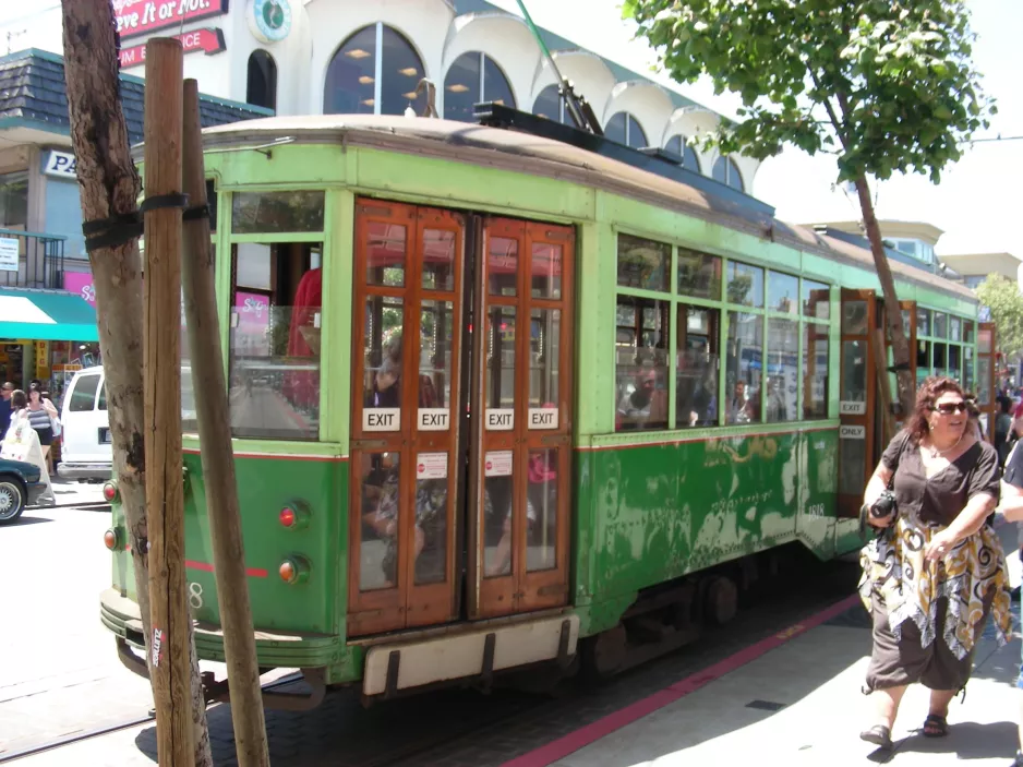 San Francisco F-Market & Wharves med motorvogn 1818 nær Jefferson & Taylor (2009)