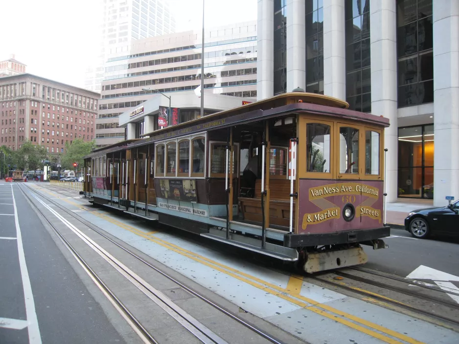 San Francisco kabelbane California med kabelsporvogn 60 i krydset California Street/Davis Street (2016)