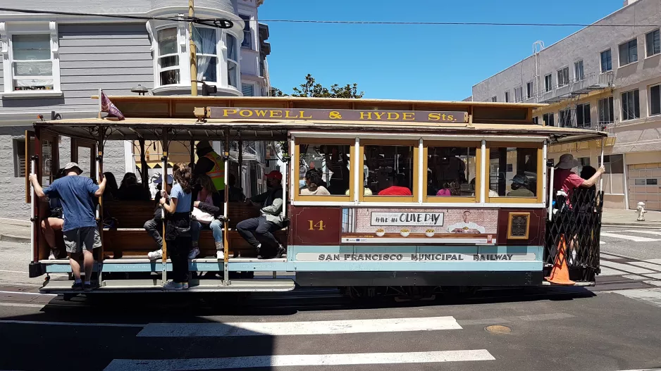 San Francisco kabelbane Powell-Hyde med kabelsporvogn 14 i krydset Jackson St/ Mason St (2021)