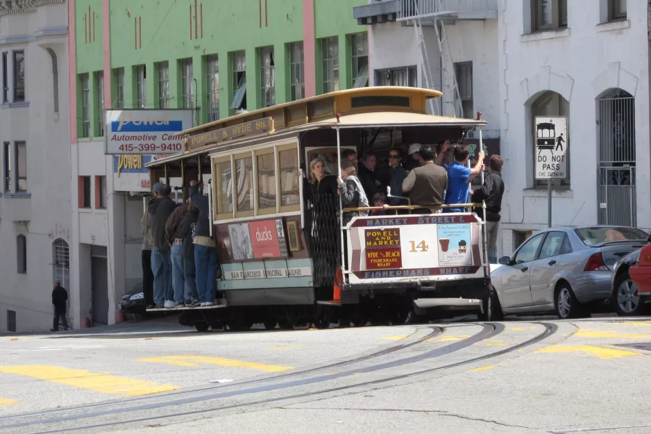 San Francisco kabelbane Powell-Hyde med kabelsporvogn 14 på Jackson Street  (2010)