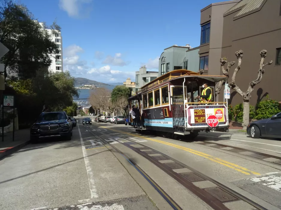 San Francisco kabelbane Powell-Hyde med kabelsporvogn 17 på Hyde Street (2023)