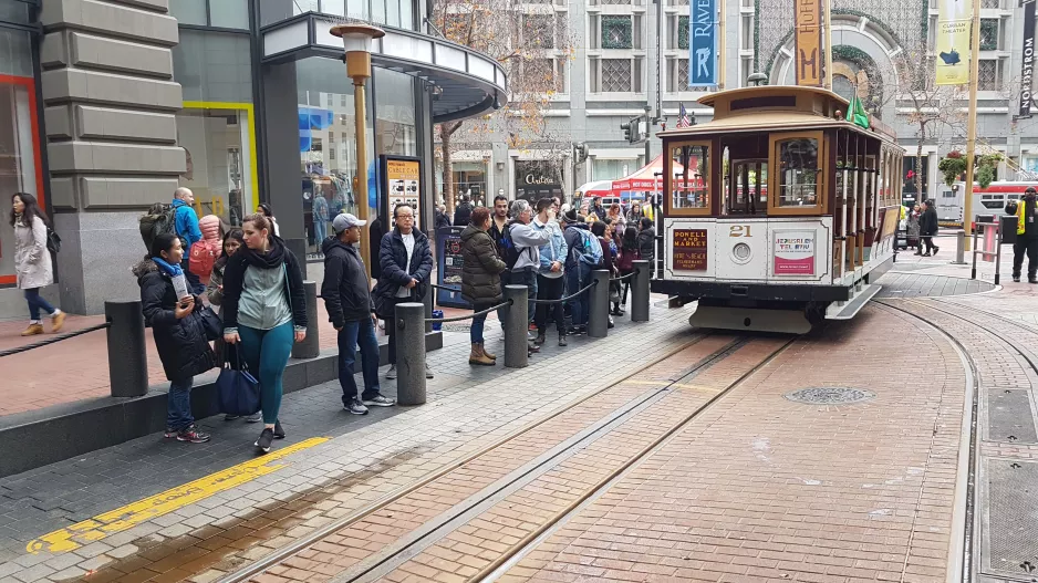 San Francisco kabelbane Powell-Hyde med kabelsporvogn 21 på Market & Powell (2019)