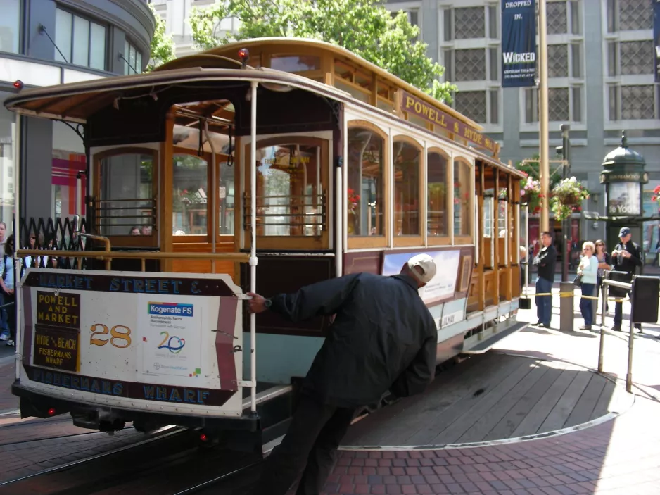 San Francisco kabelbane Powell-Hyde med kabelsporvogn 28 ved Powell & Market  set bagfra (2009)