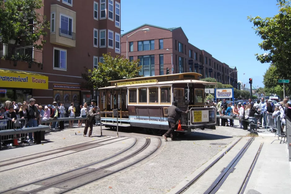 San Francisco kabelbane Powell-Mason med kabelsporvogn 11 ved Taylor & Bay  set fra siden (2010)