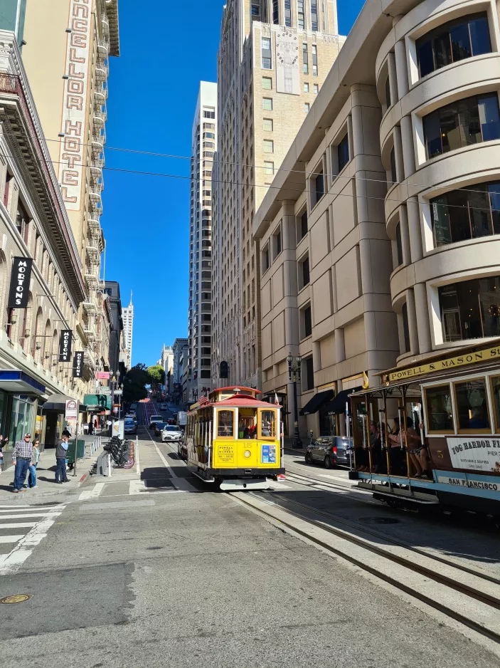 San Francisco kabelbane Powell-Mason med kabelsporvogn 15 på Market & 5th (2022)