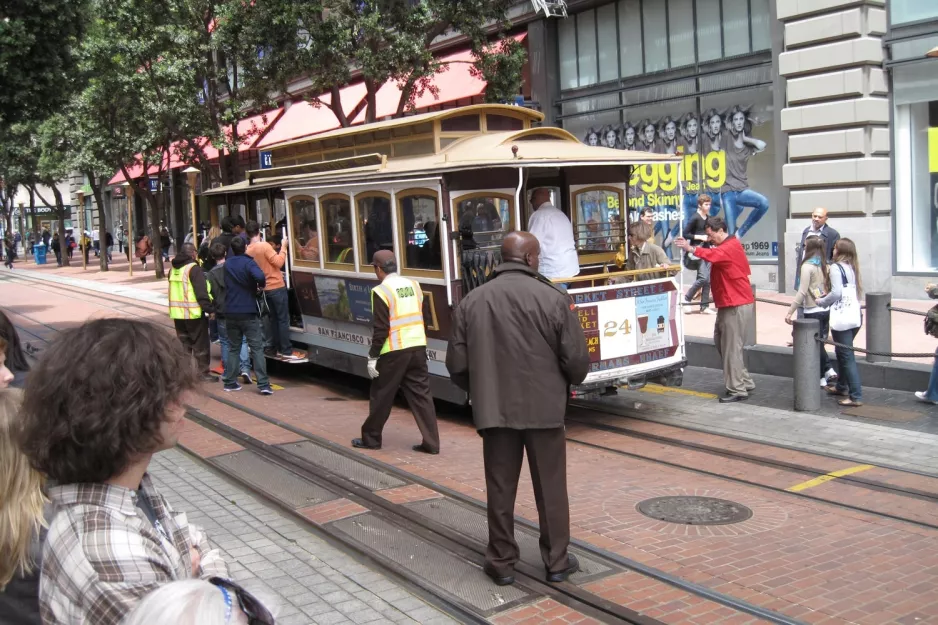 San Francisco kabelbane Powell-Mason med kabelsporvogn 24 ved Powell & Market (2010)