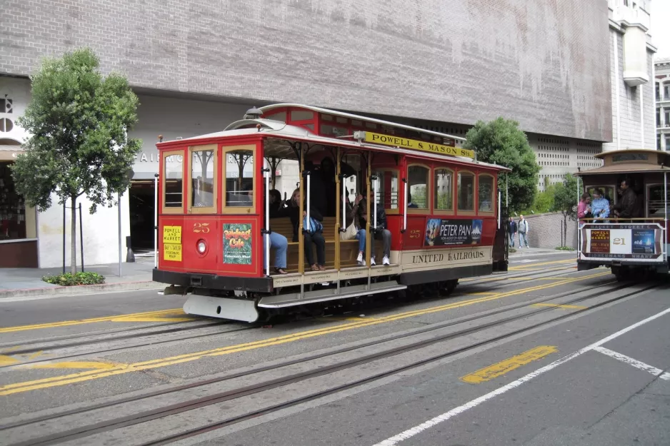 San Francisco kabelbane Powell-Mason med kabelsporvogn 25 på Powell Street, set fra siden (2010)
