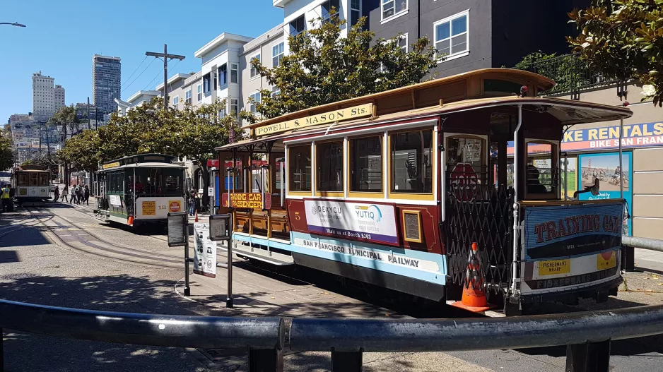 San Francisco kabelbane Powell-Mason med kabelsporvogn 7 ved Taylor & Bay (2021)