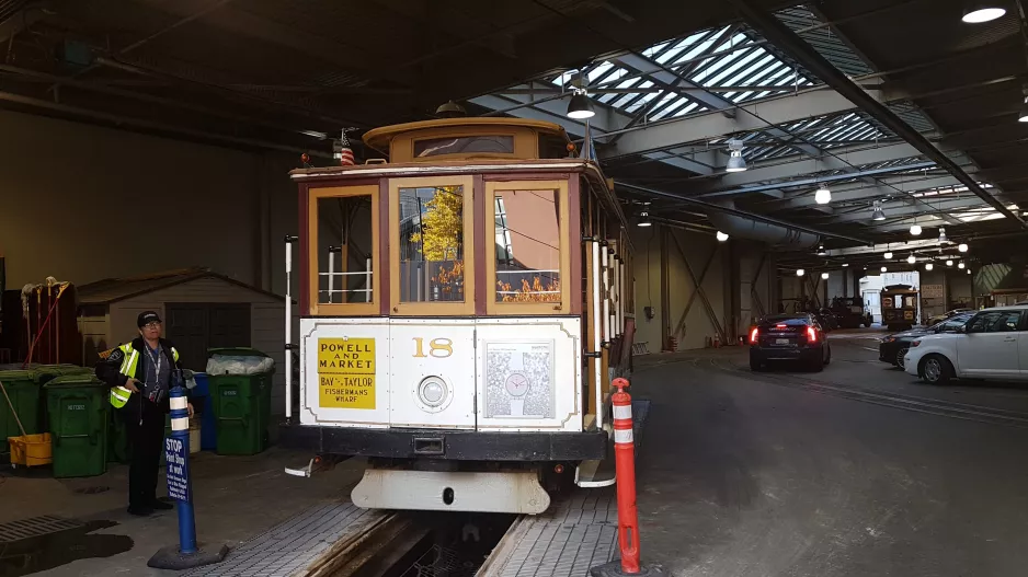 San Francisco kabelsporvogn 18 inde i remisen Washington Street & Mason Street (2019)