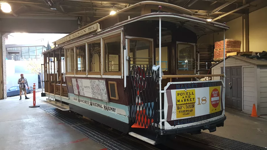 San Francisco kabelsporvogn 18 inde i remisen Washington Street & Mason Street set fra siden (2019)