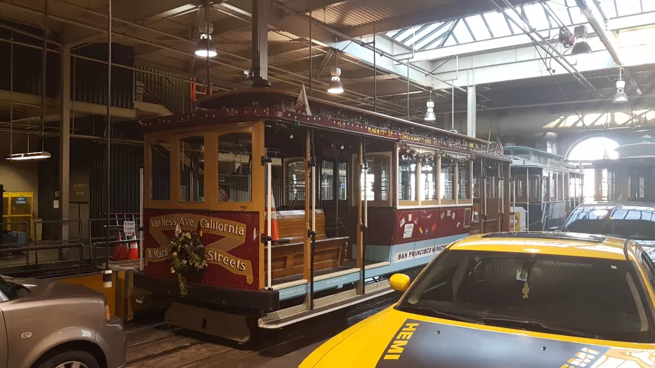 San Francisco kabelsporvogn 49 inde i remisen Washington Street & Mason Street (2019)