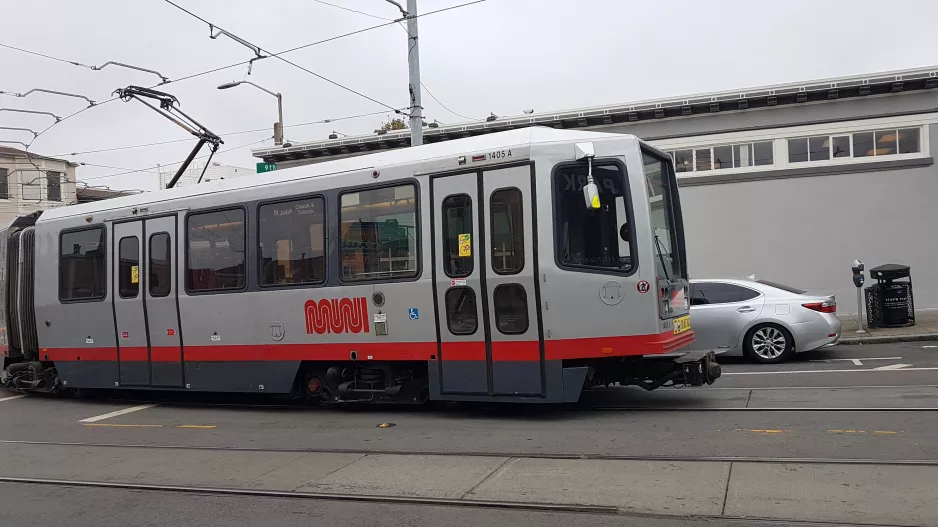 San Francisco sporvognslinje N Judah med ledvogn 1405 i krydset Irving St. & 9th Ave (2021)