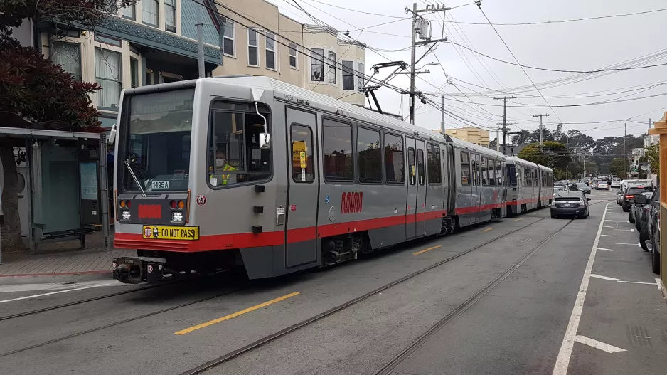 San Francisco sporvognslinje N Judah med ledvogn 1495 ved 9th Ave & Irving St. (2021)