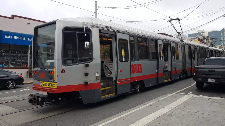 San Francisco sporvognslinje N Judah med ledvogn 1536 i krydset 9th Ave & Irving St. (2021)