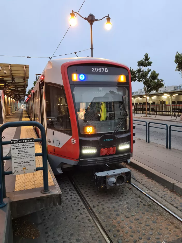 San Francisco sporvognslinje N Judah med ledvogn 2067 ved 4th & King (2022)