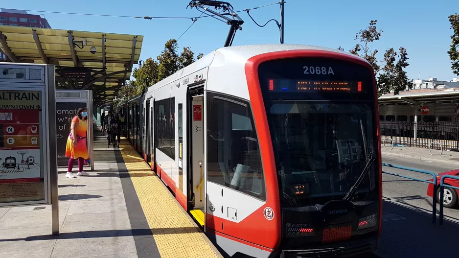 San Francisco sporvognslinje N Judah med ledvogn 2068 ved 4th & King (2021)
