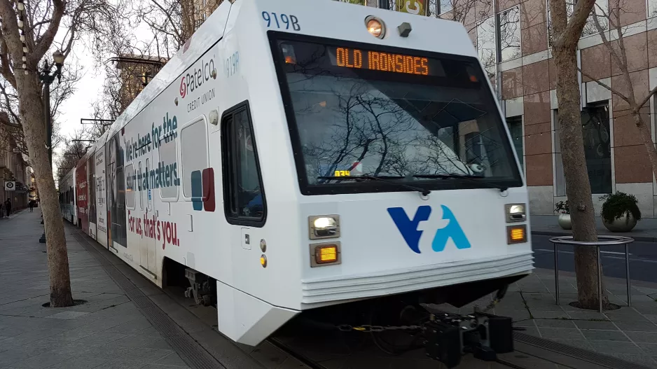 San Jose Green Line (902) med lavgulvsledvogn 919 tæt på San Antonio (2021)