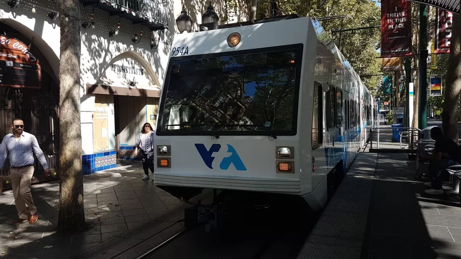 San Jose Green Line (902) med lavgulvsledvogn 954 ved Santa Clara (N) (2018)