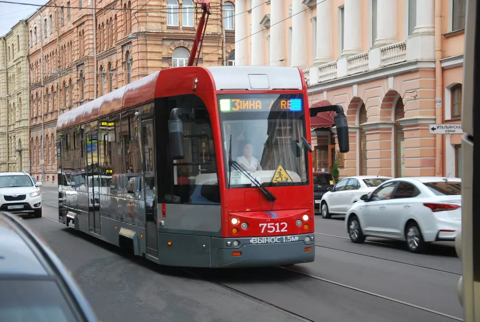 Sankt Petersborg sporvognslinje 3 med motorvogn 7512 på Ulitsa Komsomola (2018)