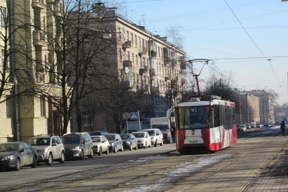 Sankt Petersborg sporvognslinje 45 med motorvogn 1409 på Ulica Blagodatnaja (2012)