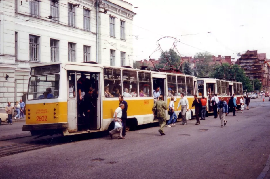 Sankt Petersborg sporvognslinje 6 med motorvogn 2602 ved Ul. Akademika Lebedeva (1992)