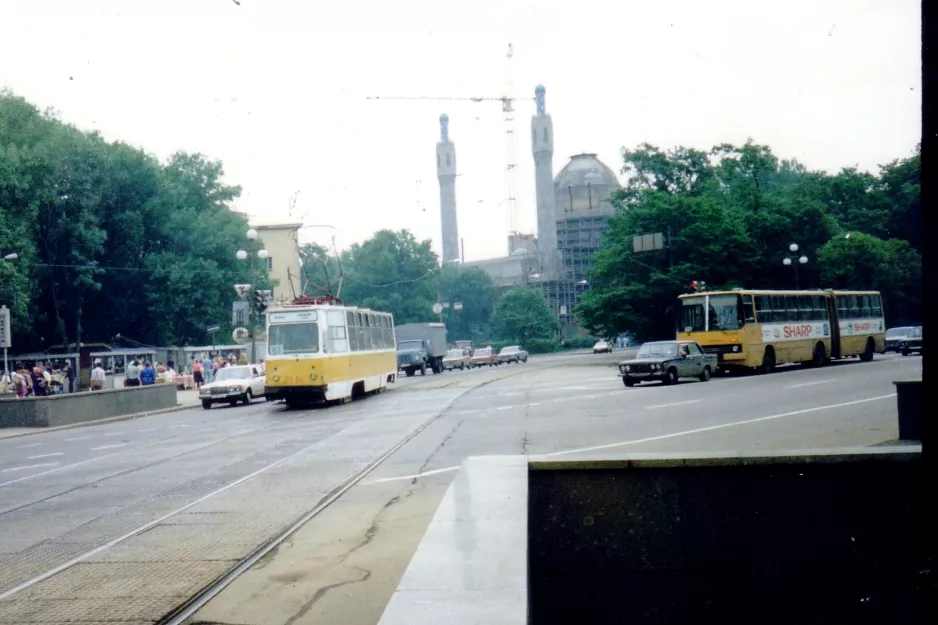 Sankt Petersborg sporvognslinje 63 med motorvogn 2536 på Kronverkskiy Propekt (1992)