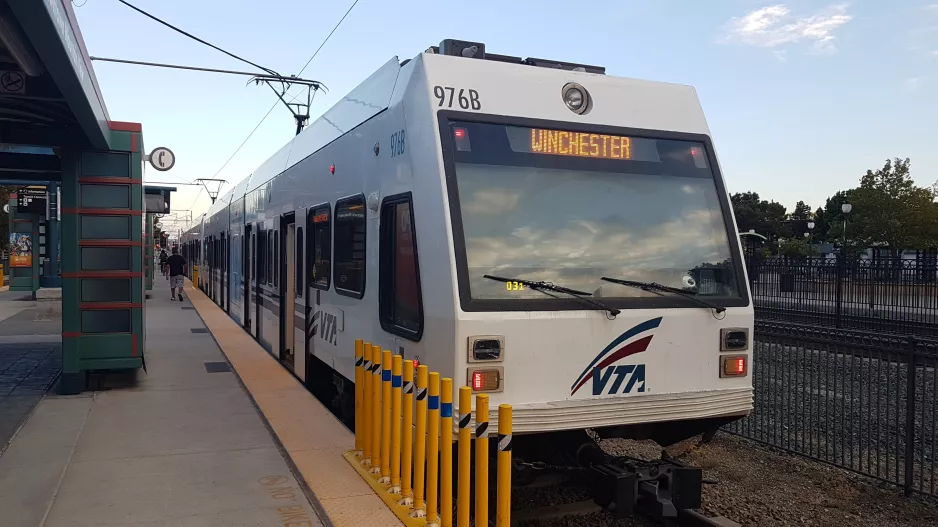 Santa Clara regionallinje Orange 900 med lavgulvsledvogn 976 ved Mountain View (2019)