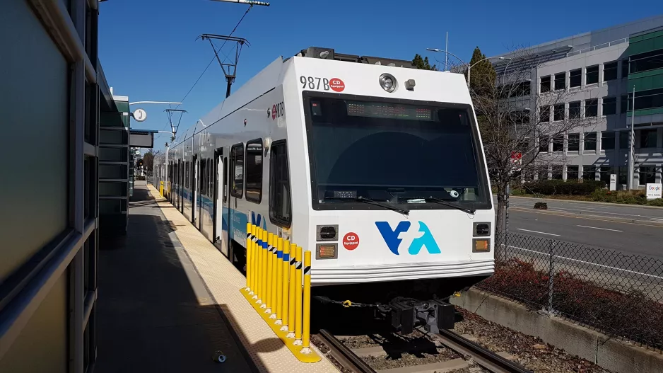 Santa Clara regionallinje Orange 900 med lavgulvsledvogn 987 på N Mathilda Ave (2021)