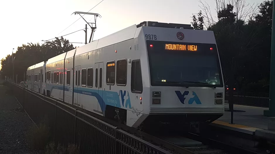 Santa Clara regionallinje Orange 900 med lavgulvsledvogn 987 ved Mountain View (2019)