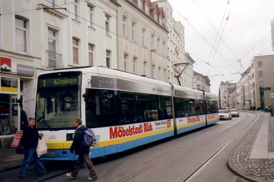 Schwerin sporvognslinje 1 med lavgulvsledvogn 805 tæt på Hauptbahnhof (2006)