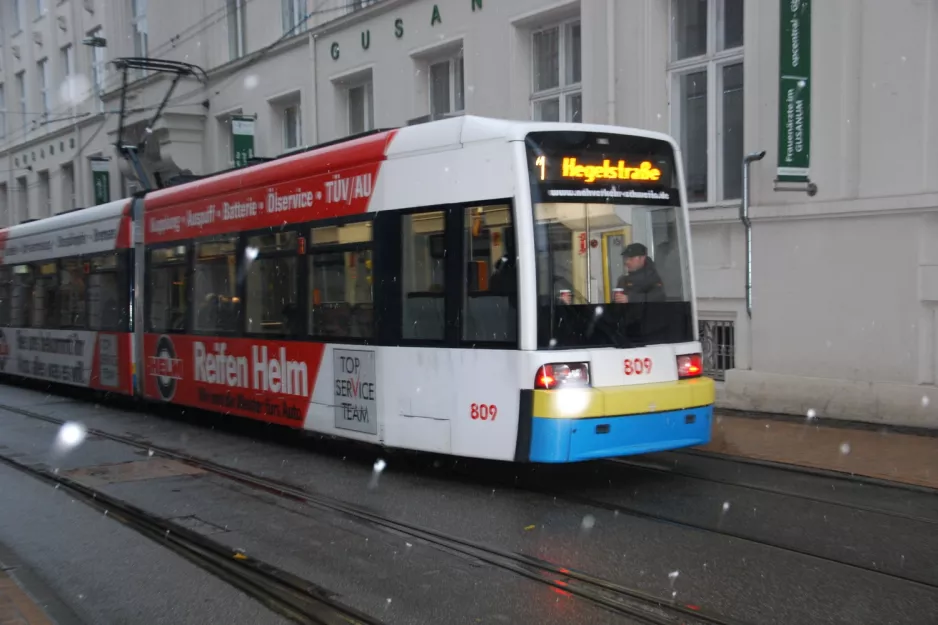 Schwerin sporvognslinje 1 med lavgulvsledvogn 809 tæt på Marienplatz (2012)