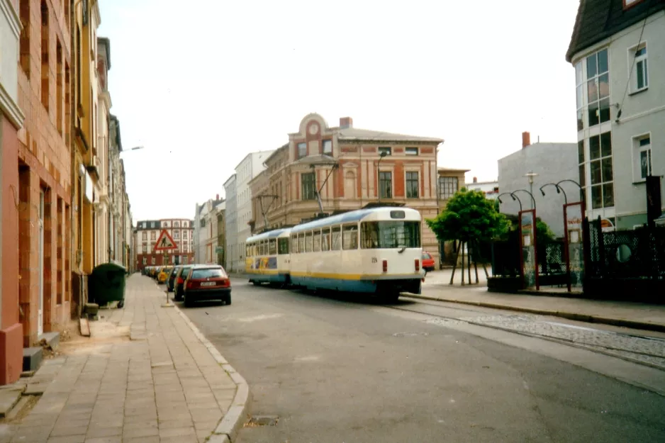 Schwerin sporvognslinje 4 med motorvogn 224 nær Platz der Freiheit (2001)