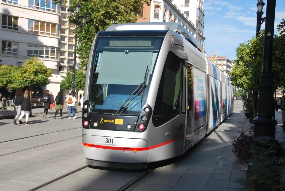 Sevilla sporvognslinje T1 med lavgulvsledvogn 301 på Av. de la Constitución (2018)