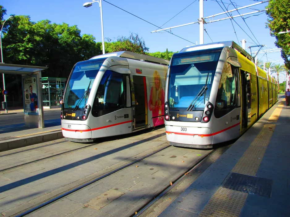 Sevilla sporvognslinje T1 med lavgulvsledvogn 301 ved Prado De San Sebastian (2017)