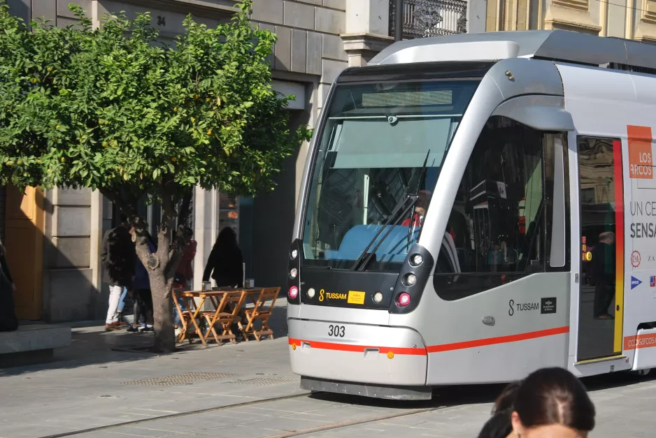 Sevilla sporvognslinje T1 med lavgulvsledvogn 303 på Av. de la Constitución (2018)