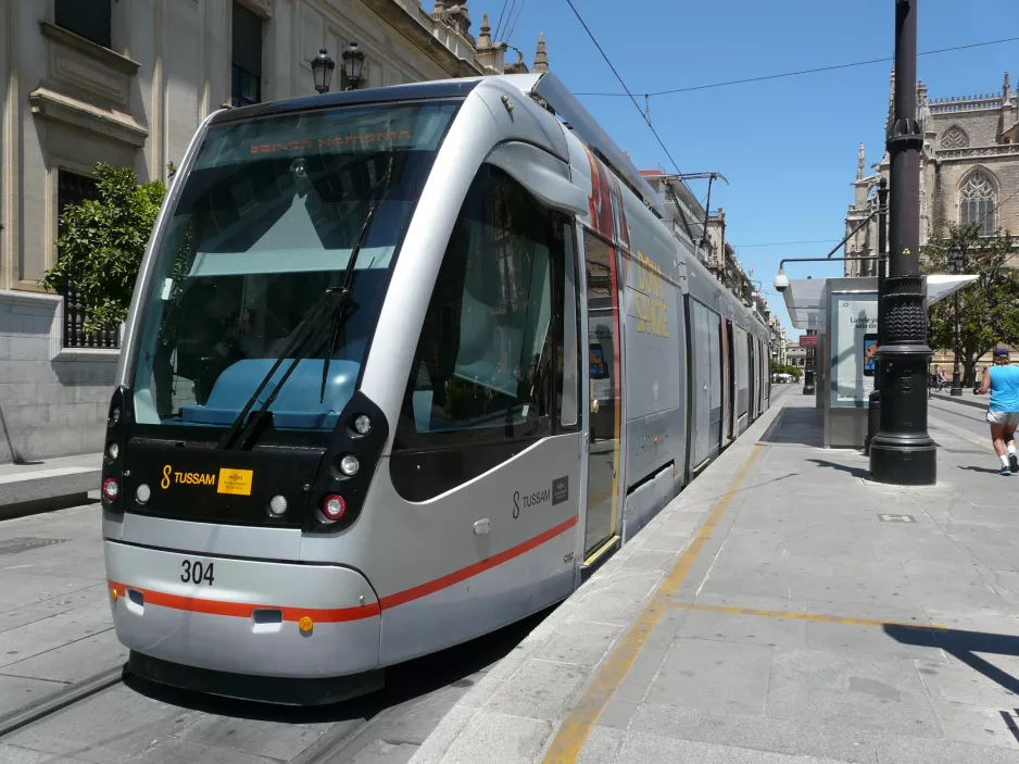 Sevilla sporvognslinje T1 med lavgulvsledvogn 304 ved Archivo de Indias (2014)