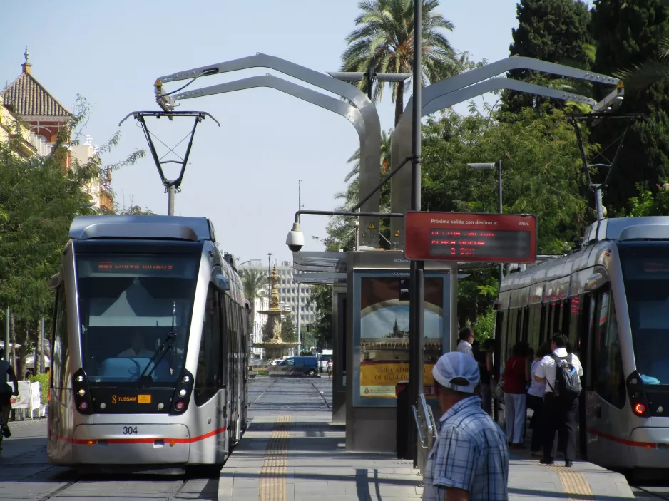 Sevilla sporvognslinje T1 med lavgulvsledvogn 304 ved Prado De San Sebastian (2017)