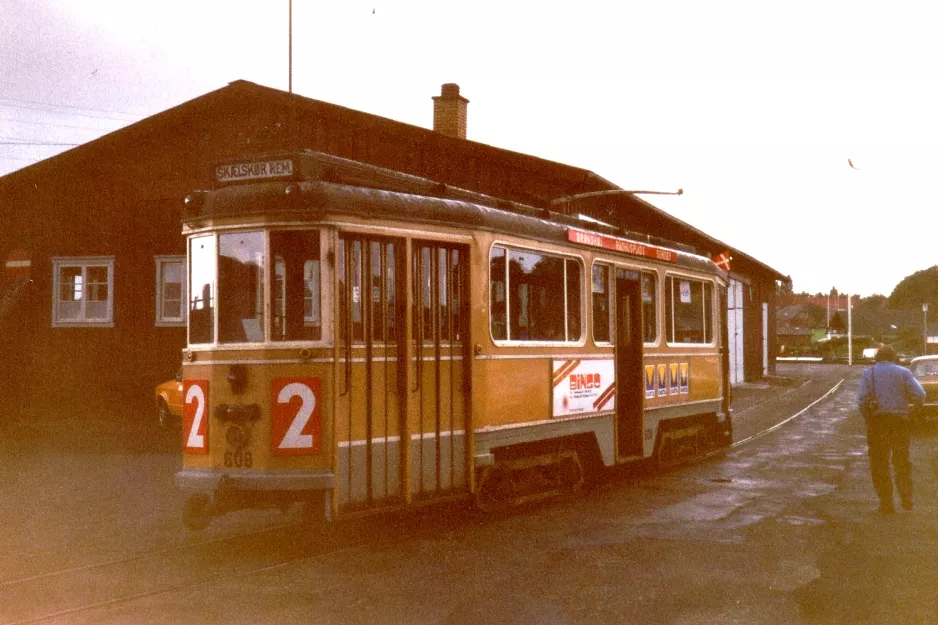 Skælskør museumslinje med motorvogn 608 foran Havnepladsen (1988)