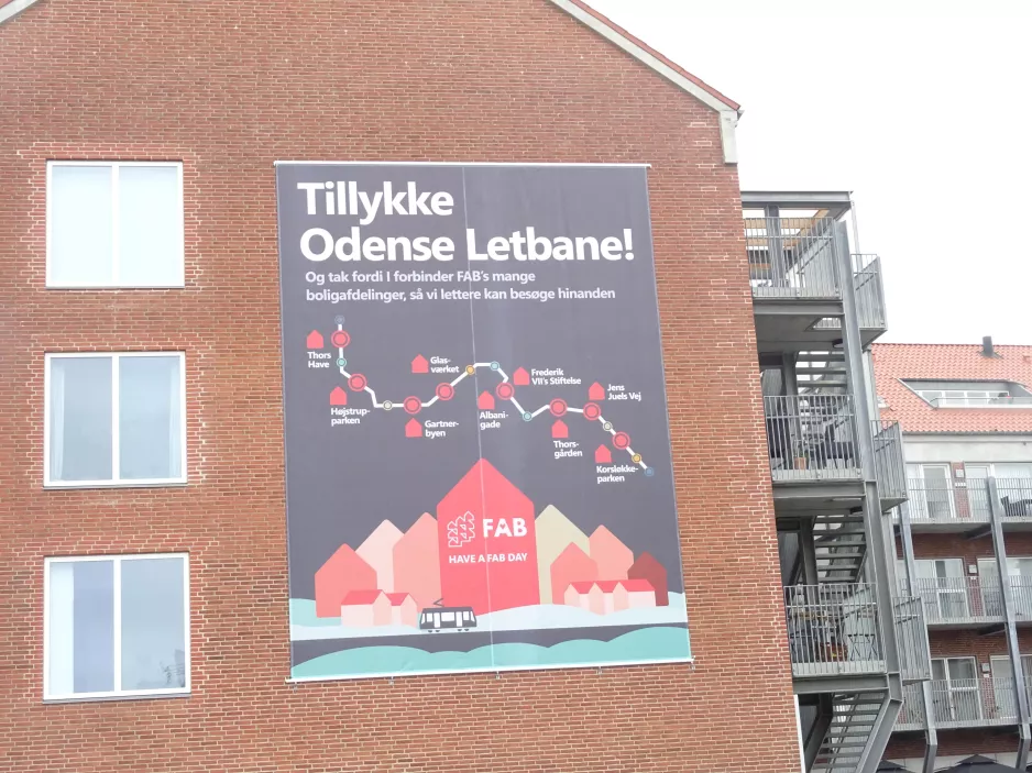 Skilt: Odense Letbane  på Vestre Stationsvej (2022)