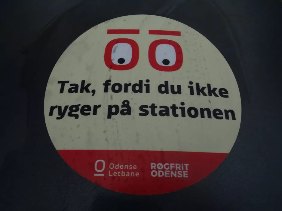 Skilt: Tak, fordi du ikke ryger på stationen
 (2023)