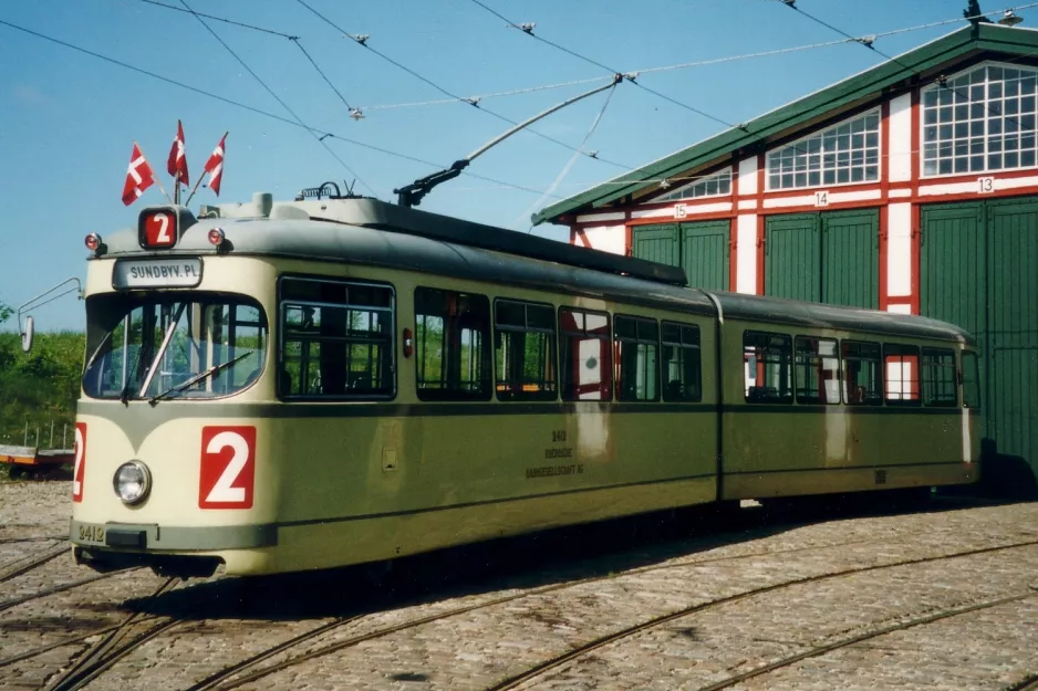 Skjoldenæsholm ledvogn 2412 foran remisen Valby Gamle Remise (2003)
