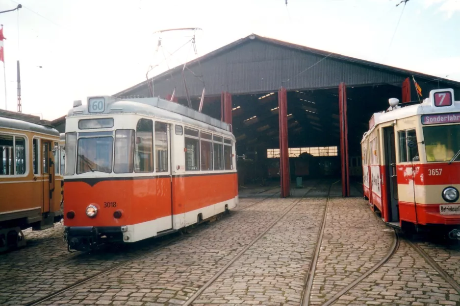 Skjoldenæsholm motorvogn 3018 foran Remise 1 (2001)