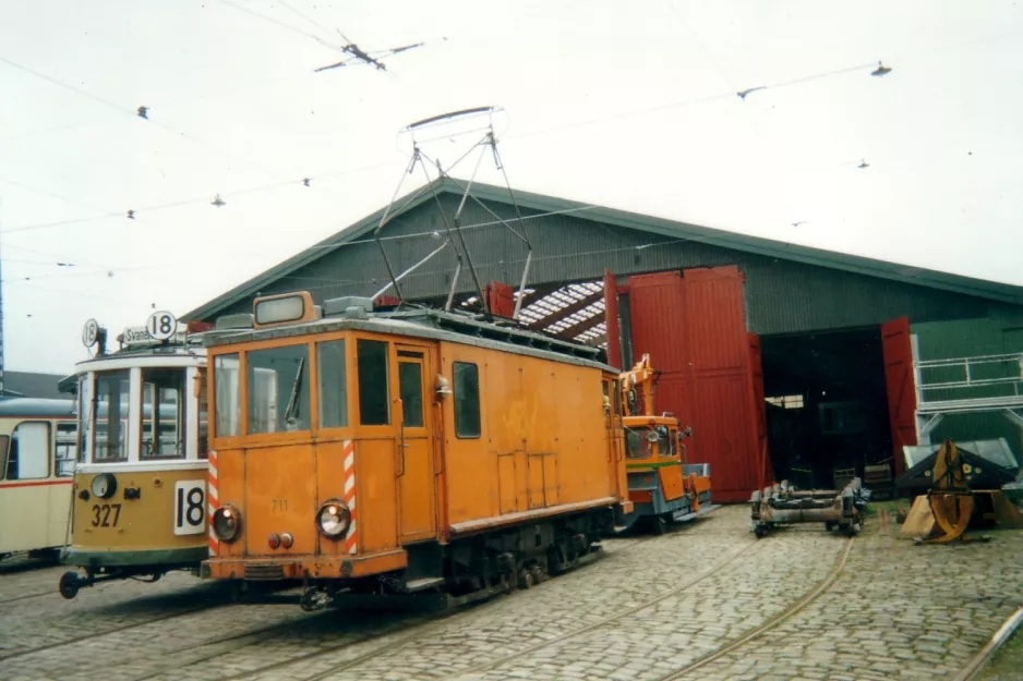 Skjoldenæsholm motorvogn 327 foran Remise 1 (2002)