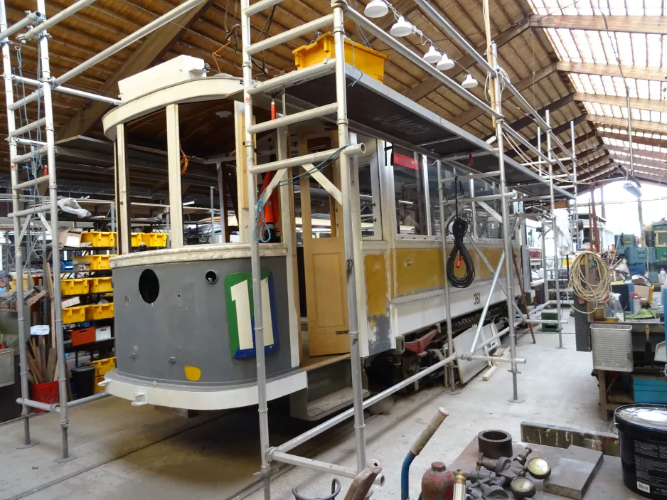 Skjoldenæsholm motorvogn 361 under restaurering Sporvejsmuseet (2022)