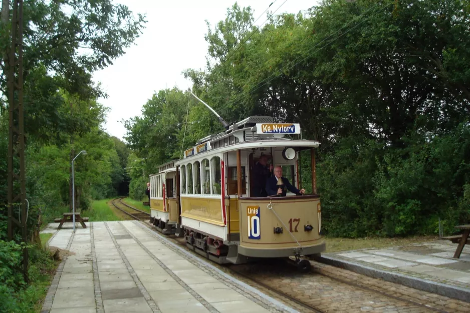 Skjoldenæsholm normalspor med motorvogn 17 ved Flemmingsminde (2011)