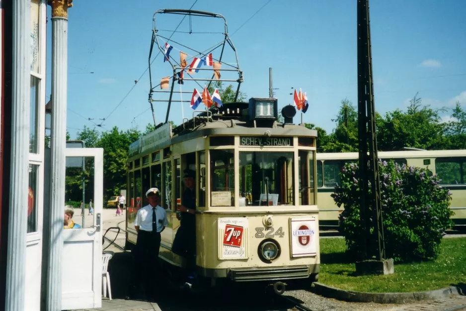 Skjoldenæsholm normalspor med motorvogn 824 foran Sporvejsmuseet (2003)