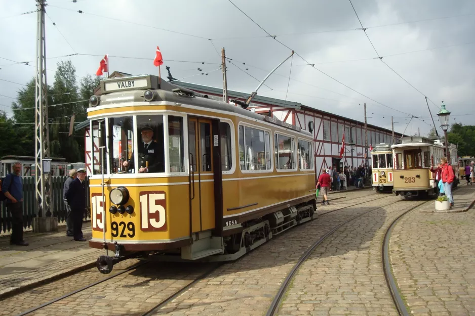 Skjoldenæsholm normalspor med motorvogn 929 ved Valby Gamle Remise (2013)