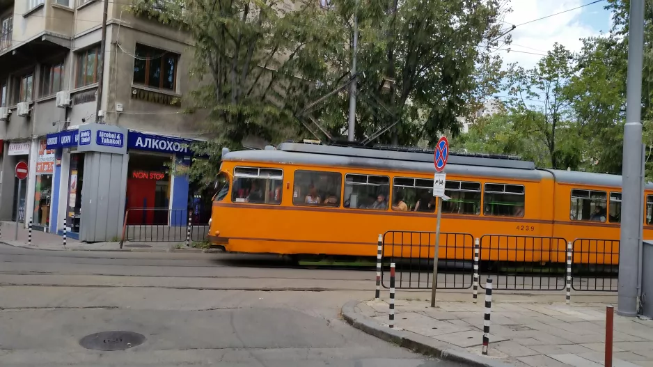 Sofia sporvognslinje 22 med ledvogn 4239 på bul. "Yanko Sakazov" (2014)