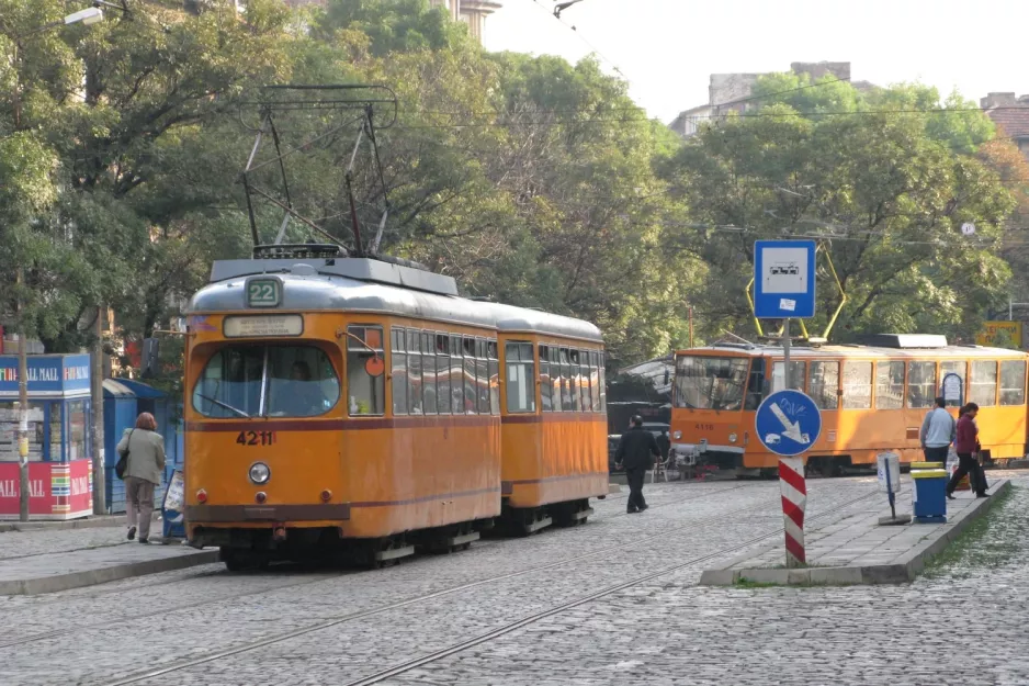 Sofia sporvognslinje 22 med motorvogn 4211 på ul. "Krakra" (2009)